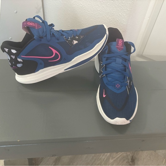 Nike Kyrie Low 5 - Picture 2 of 4